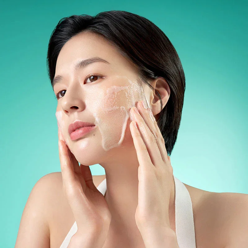 Ingredients we love ♥ Bamboo (Bambusa Vulgaris Extract): Bamboo extract is known for its high silica content, which helps strengthen the skin's barrier and improve hydration. It mimics the body's natural moisture, creating a protective moisture barrier while soothing irritated or stressed skin. Bamboo is gentle yet effective in maintaining healthy, balanced skin. Panthenol (Pro-Vitamin B5): Panthenol is a powerful moisturizer that works to improve skin's ability to retain moisture. It strengthens the skin barrier, relieves dryness and promotes skin repair. This ingredient is essential for calming sensitive skin, reducing redness and providing long-lasting hydration. Betaine: Betaine is a natural amino acid derivative that helps retain moisture in the skin, leaving it feeling soft and hydrated. It increases the skin's ability to hold water while balancing moisture levels, preventing dryness and tightness. It also has soothing properties, making it ideal for sensitive or stressed skin. Tea Tree Oil: Known for its natural antibacterial and antimicrobial properties. It's a powerhouse for calming and purifying the skin, making it a top choice for treating skin concerns such as acne and inflammation. Tea Tree Oil helps maintain clear, healthy skin by fighting bacteria and reducing redness and irritation. Allantoin: A skin conditioning agent with remarkable soothing properties. It's often used to relieve skin irritation and promote skin repair, making it a valuable ingredient for soothing and rejuvenating the skin. Allantoin helps keep your skin smooth, supple, and free from discomfort.